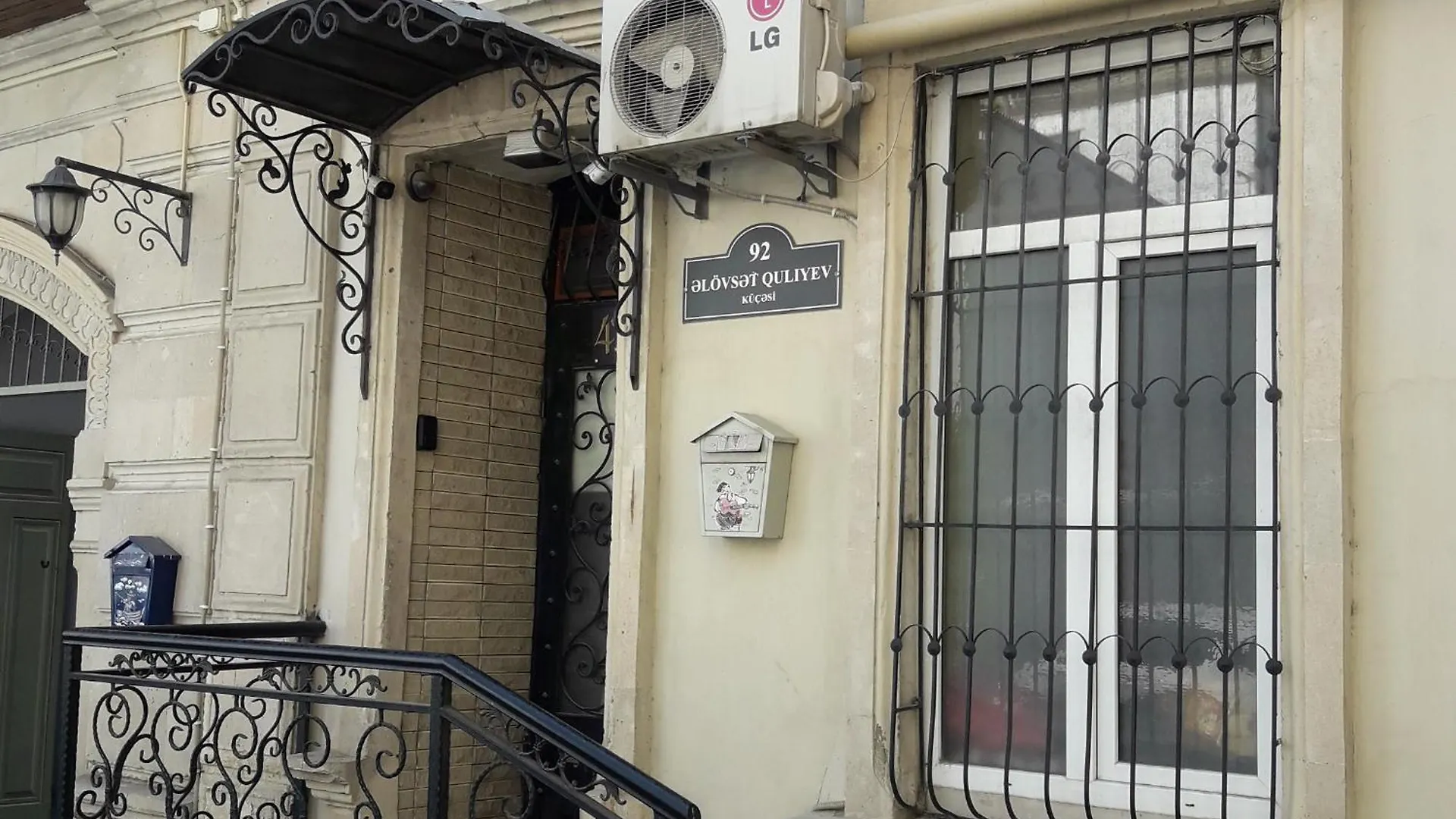 3 Bedrooms Old Street Apartment Baku